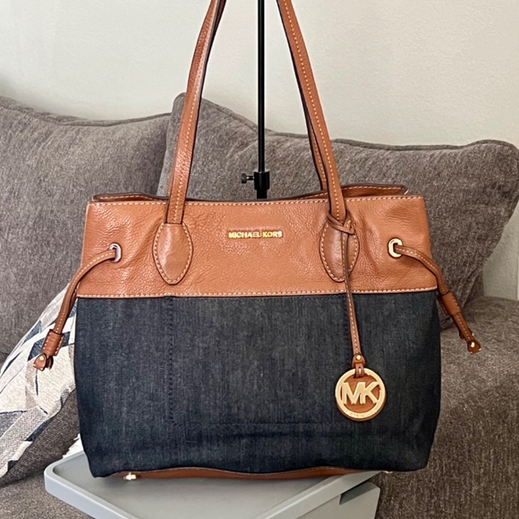 EUC Michael Kors Denim and leather shoulder bag!
Size- 14x11x6 - Picture 6 of 11